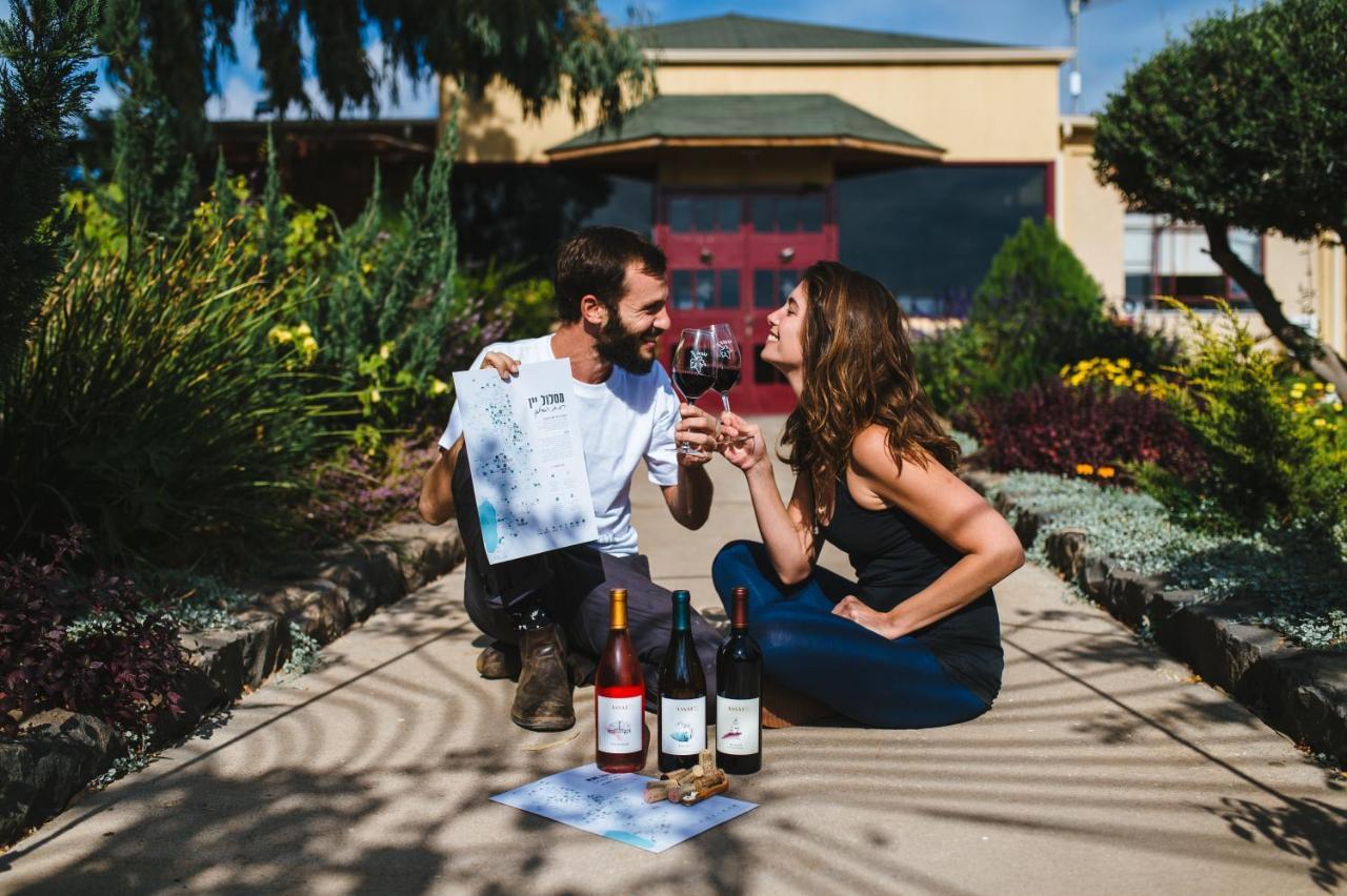 Assaf Boutique Winery & Cabins Kidmat Tsvi Bagian luar foto